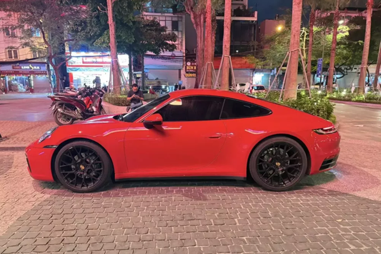 Đây cũng chính là chiếc xe Porsche 911 hiếm hoi tại Việt Nam được chủ nhân cho sơn đổi màu ngoại thất, xe ban đầu có màu xanh, nhưng chủ nhân cũ không thích nên nhờ đại lý Porsche Việt Nam sơn lại thành màu đỏ rất đẹp mắt.