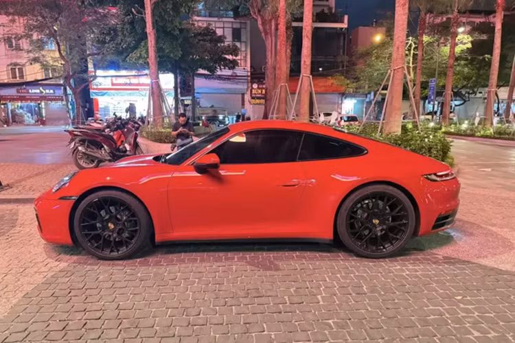 Đây cũng chính là chiếc xe Porsche 911 hiếm hoi tại Việt Nam được chủ nhân cho sơn đổi màu ngoại thất, xe ban đầu có màu xanh, nhưng chủ nhân cũ không thích nên nhờ đại lý Porsche Việt Nam sơn lại thành màu đỏ rất đẹp mắt.