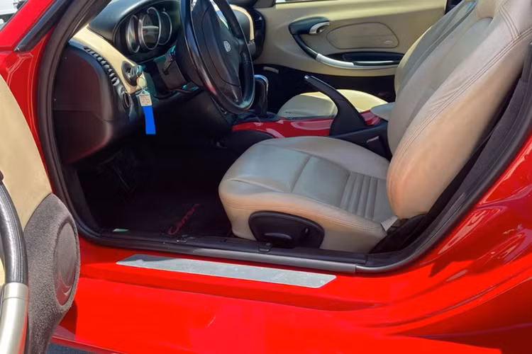 Porsche Boxster thế hệ đầu tiên (mang mã 986) được sản xuất từ năm 1996 đến năm 2004. Chiếc xe được rao bán sở hữu động cơ boxer 6 xy-lanh 3.2L mạnh 252 mã lực.