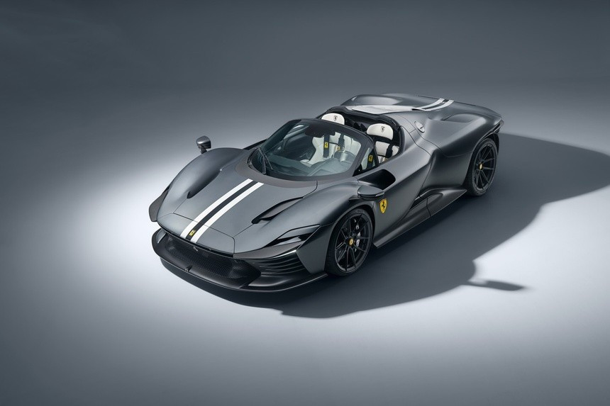 Ferrari Daytona SP3 được trang bị động cơ V12 hút khí tự nhiên 6.5L, sản sinh công suất 840 mã lực và mô-men xoắn 697 Nm, đi kèm hộp số ly hợp kép F1 DCT 7 cấp.