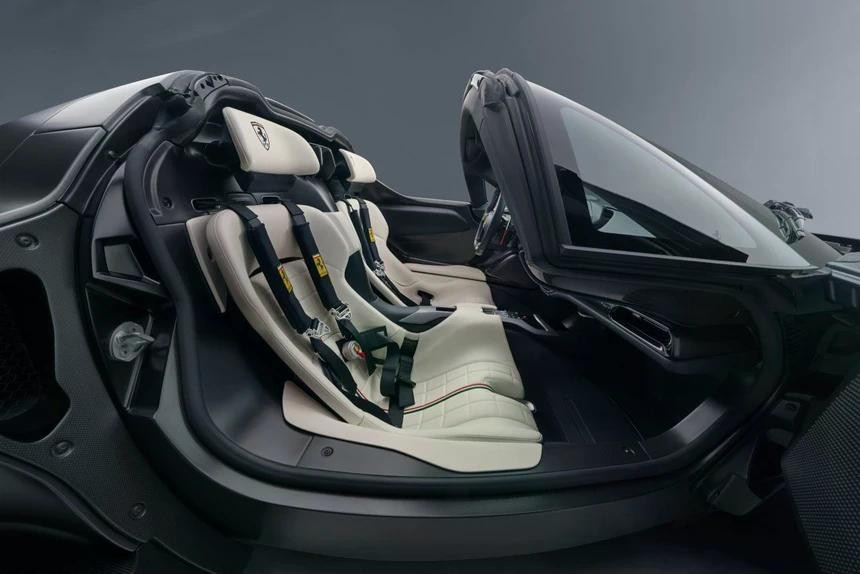 Nội thất của siêu xe Ferrari Daytona SP3 cũng được cá nhân hóa với da cao cấp và Alcantara, vốn được chế tác theo phương pháp thủ công với độ chính xác cao.