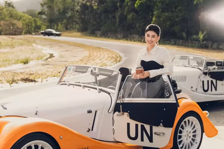 Nhưng nếu được xuất hiện ở núi rừng Tây Nguyên, nơi chỉ có chim hót, vượn hú, người ở thưa thớt, liệu rằng chiếc xe có thể hiện được sự quyến rũ của nó có, và câu trả lời đã có nếu nó xuất hiện đúng trong garage xe của ông Đặng Lê Nguyên Vũ, người đang sở hữu hơn 750 chiếc ôtô các loại, riêng thương hiệu xe Morgan có thể gần 10 chiếc.