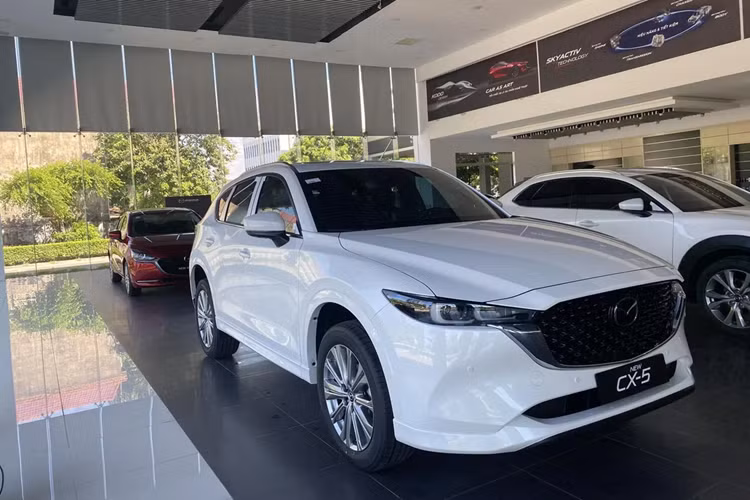 Mazda CX-5 tại Việt Nam hiện được phân phối với 6 phiên bản, cùng hai tùy chọn động cơ. Bản động cơ 2.0L hút khí tự nhiên cho công suất 154 mã lực, mô-men xoắn 200Nm, đi kèm hệ dẫn động cầu trước. Trong khi đó, bản cao cấp sử dụng động cơ 2.5L mạnh 188 mã lực, mô-men xoắn 252 Nm, tích hợp hệ dẫn động 4 bánh toàn thời gian (AWD).