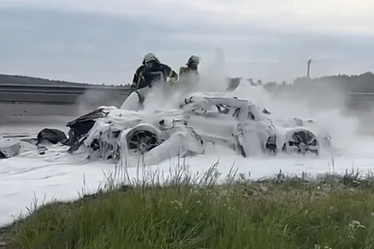 Được biết chiếc xe gặp nạn sở hữu màu sơn Emerald Green cực kỳ hiếm, đây là một trong những màu sắc từng chỉ xuất hiện trên các dòng xe sang trọng của Mercedes-Benz.