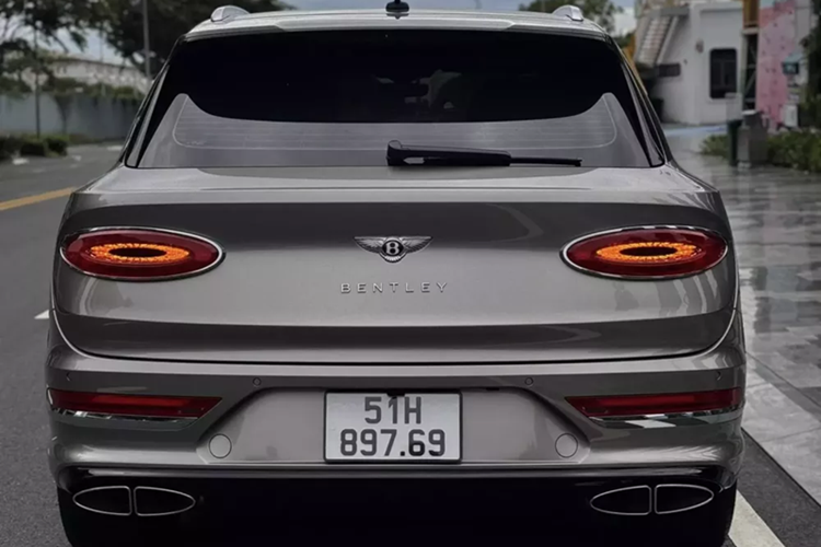 Bentley Bentayga 2021 được trang bị động cơ xăng V8, tăng áp kép, dung tích 4.0 lít, sản sinh ra công suất tối đa 542 mã lực và mô-men xoắn cực đại 770 Nm. "Trái tim" này giúp mẫu SUV siêu sang Bentley Bentayga V8 có thời gian tăng tốc từ vị trí xuất phát lên 100 km/h chỉ trong thời gian 4,5 giây trước khi đạt vận tốc tối đa 289 km/h.