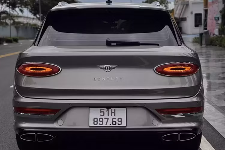 Bentley Bentayga 2021 được trang bị động cơ xăng V8, tăng áp kép, dung tích 4.0 lít, sản sinh ra công suất tối đa 542 mã lực và mô-men xoắn cực đại 770 Nm. "Trái tim" này giúp mẫu SUV siêu sang Bentley Bentayga V8 có thời gian tăng tốc từ vị trí xuất phát lên 100 km/h chỉ trong thời gian 4,5 giây trước khi đạt vận tốc tối đa 289 km/h.
