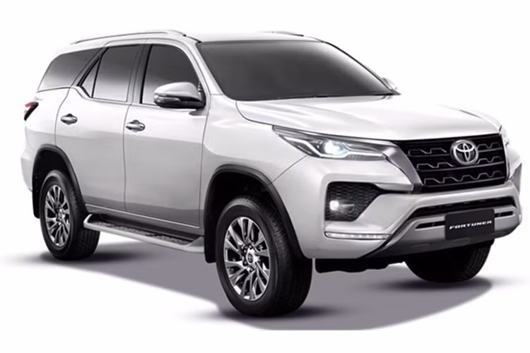 Hệ thống hybrid bao gồm máy phát điện tích hợp khởi động (ISG), pin lithium-ion và dây đai truyền động. Dù không cho phép xe chạy hoàn toàn bằng điện, công nghệ này hỗ trợ các chức năng như khởi động/dừng động cơ tự động, tăng tốc mượt mà hơn và tiết kiệm nhiên liệu hơn. Ngoài ra, hệ thống còn giúp giảm độ ồn khi vận hành.