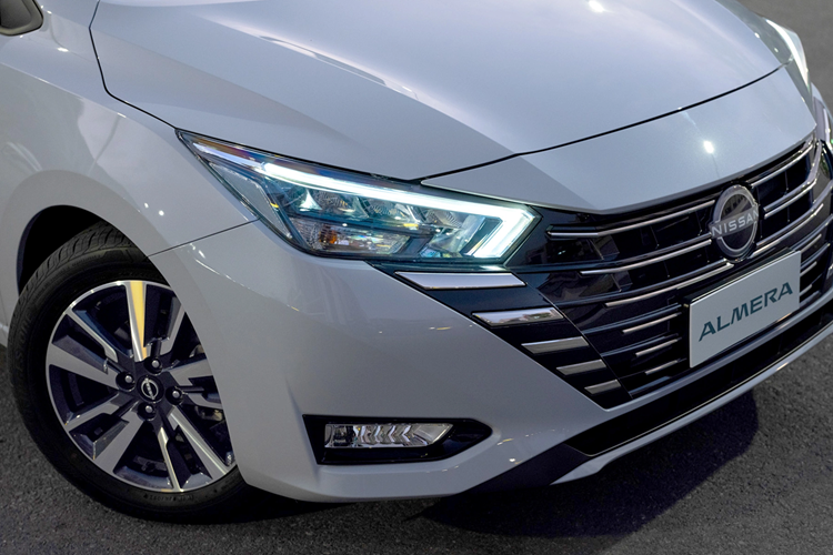 Sức mạnh được truyền tới bánh thông qua hộp số tự động biến thiên vô cấp Xtronic CVT, cho phép xe chỉ tiêu thụ lượng xăng 23,3 km/lít (khoảng 4,29 lít/100 km).