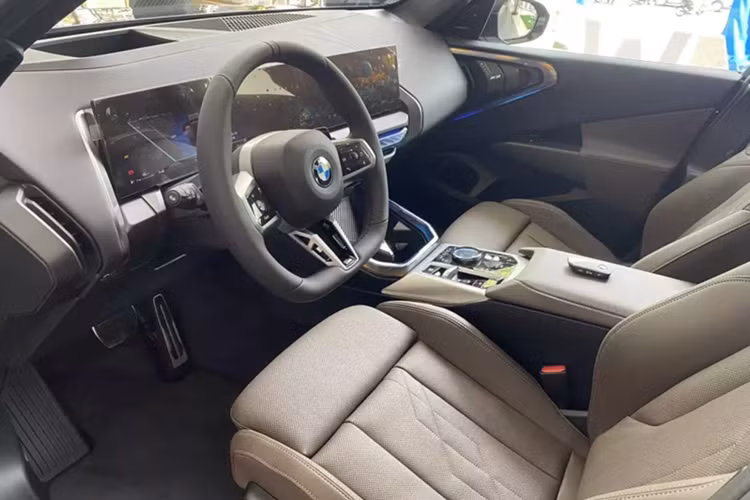 Khoang lái BMW X3 thế hệ thứ 4 được thiết kế tập trung vào người lái, nổi bật với màn hình cong BMW Curved Display, thanh cảm ứng BMW Interaction Bar, vô lăng thể thao thiết kế mới và lẫy chuyển số. Hệ thống đèn nội thất độc đáo được bố trí ở bệ điều khiển, ốp cửa, và đèn viền hiển thị hiệu ứng “chào mừng” và “tạm biệt”.