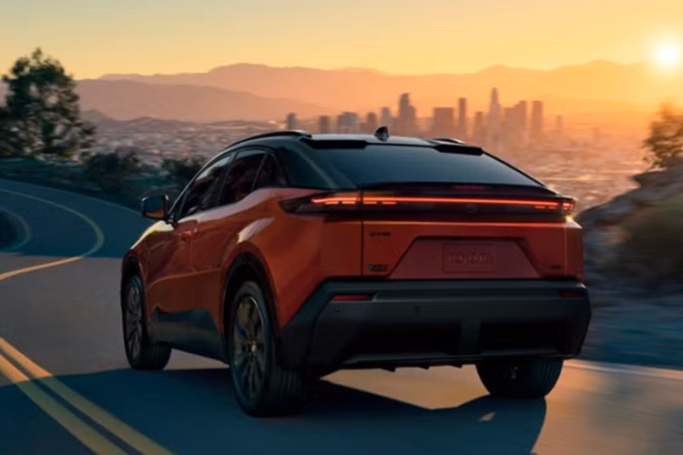 Dù mức giá bán lẻ chưa được công bố chính thức, một số nguồn tin dự đoán mẫu xe này sẽ có giá khởi điểm khoảng 35.000 USD (907,2 triệu đồng). Thông tin về việc liệu Toyota có bổ sung thêm phiên bản dẫn động cầu trước (FWD) như tại châu Âu vẫn chưa được xác nhận.