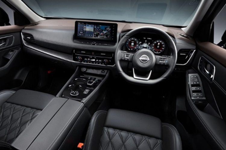 Phiên bản T33 lần đầu được giới thiệu tại Mỹ vào năm 2020 dưới tên gọi Nissan Rogue, sau đó có mặt tại các thị trường như Úc và Nhật Bản từ năm 2022. Trong khi các bản ở Mỹ và Úc xe được trang bị động cơ đốt trong truyền thống, thì bản e-POWER e-4ORCE tại Nhật sẽ là cấu hình được Nissan đưa về Thái Lan.