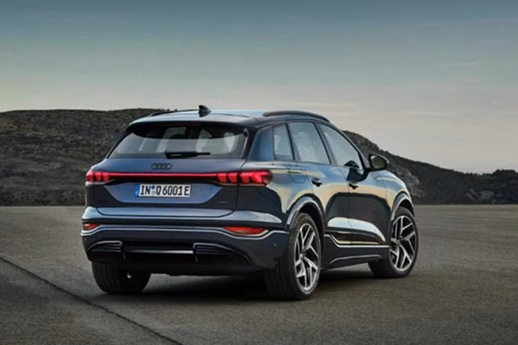 Audi Q6 e-tron được định vị thấp hơn Q8 e-tron. Mở bán tại Việt Nam, mẫu xe này sẽ trở thành đối thủ cạnh tranh trực tiếp của BMW iX3 - dòng SUV thuần điện do THACO Auto phân phối. Đáng chú ý, mức giá dự kiến của Q6 e-tron thấp hơn gần nửa tỷ đồng so với iX3 (đang được niêm yết ở mức 3,539 tỷ đồng trên website của THACO Auto).