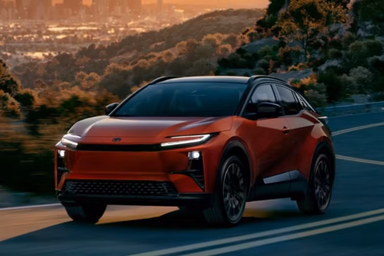 Khác với bản hybrid được giới thiệu trước đó ở châu Âu, Toyota quyết định tung ra phiên bản chạy điện hoàn toàn tại Mỹ, thể hiện rõ định hướng mở rộng dải sản phẩm không khí thải của hãng.