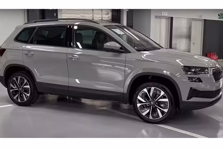 Xe trang bị động cơ 1.4 TSI, công suất 150PS, momen xoắn lớn nhất 250 Nm đạt được từ vòng tua máy 1500 - 3500rpm kết hợp với hộp số 8 cấp, giúp chiếc xe có khả năng tăng tốc nhanh chóng, hoạt động mượt mà và tối ưu nhiên liệu. Karoq Premium có 3 chế độ lái Eco, Normal, Sport tuỳ theo mức độ ưu tiên của chủ về về tiết kiệm nhiên liệu hay hiệu năng vận hành.