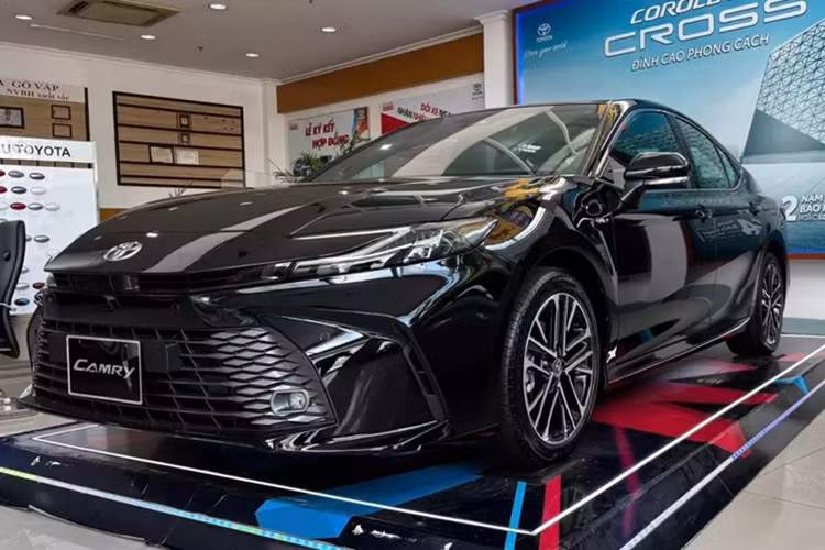 Trong tháng 6/2025 này, Toyota Việt Nam chỉ áp dụng chương trình khuyến mãi chính hãng cho một số mẫu xe, bao gồm Vios, Yaris Cross, Corolla Cross, Veloz Cross và Avanza Premio. Tuy nhiên, tại đại lý, các mẫu xe Toyota cũng đang được giảm giá, điển hình là Camry.
