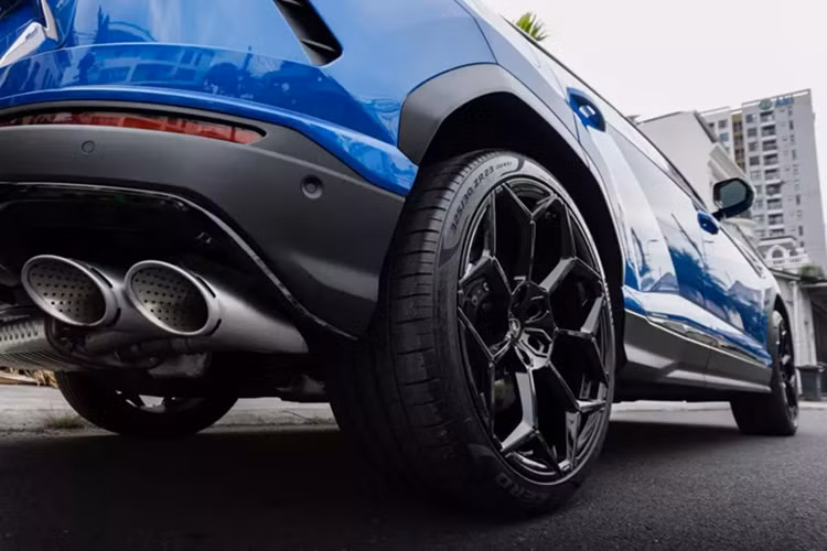 Lamborghini Urus từng được mệnh danh là chiếc SUV nhanh nhất thế giới, xe này được trang bị động cơ xăng V8, tăng áp kép, dung tích 4.0 lít, sản sinh công suất tối đa 650 mã lực và mô-men xoắn cực đại 850 Nm.