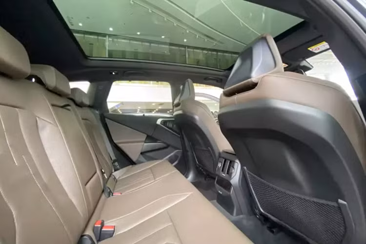Xe còn được trang bị khay để đồ tích hợp sạc không dây, kết nối Bluetooth, USB-C, ổ cắm điện 12V ở bảng điều khiển và khoang hành lý tiện dụng. Ghế ngồi được bố trí rộng rãi, linh hoạt với chức năng chỉnh điện và được bọc da Veganza cao cấp.