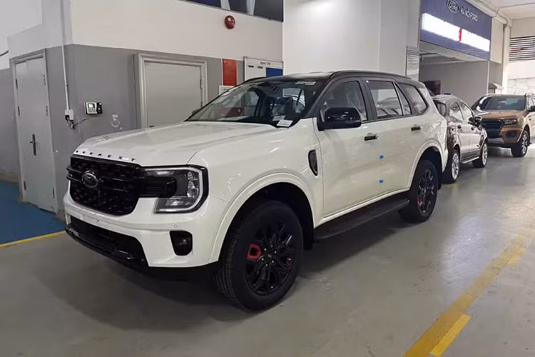Vào hồi tháng 4/2025, hãng Ford đã công bố thông tin và hình ảnh chính thức của Everest phiên bản mới mang tên Sport đặc biệt. Đến nay, những chiếc Ford Everest Sport 2025 bản đặc biệt đã đồng loạt có mặt tại các đại lý Việt.