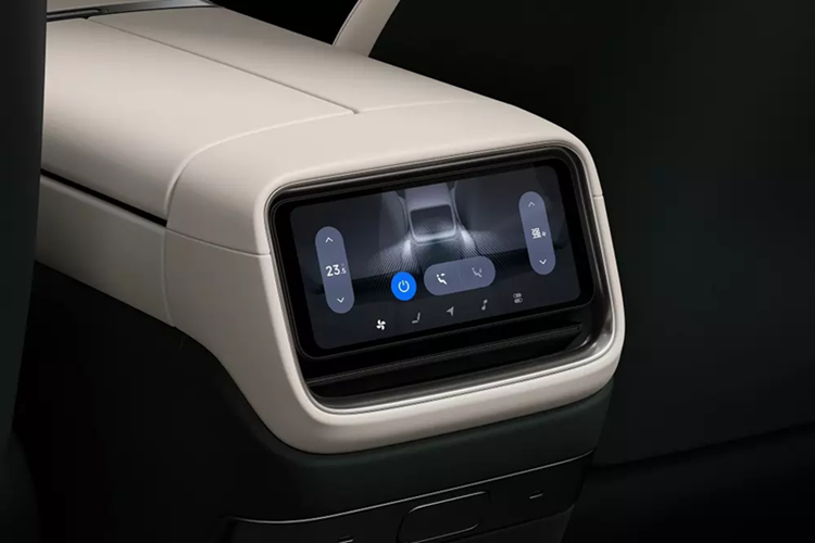 Bản RWD sẽ được trang bị cụm pin LFP 96,3 kWh, phạm vi hoạt động 835 km; bản Pro AWD được trang bị pin LFP 96,3 kWh cho phạm vi hoạt động 770 km và bản Max AWD được trang bị pin NCM 101,7 kWh cho phạm vi hoạt động 760 km.