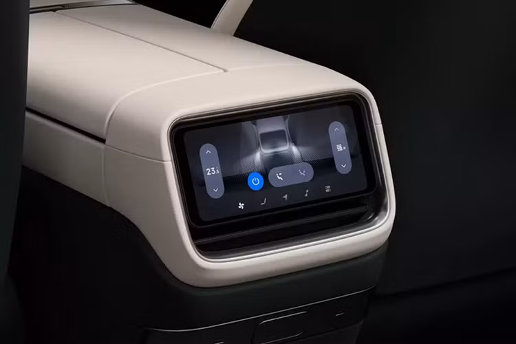 Bản RWD sẽ được trang bị cụm pin LFP 96,3 kWh, phạm vi hoạt động 835 km; bản Pro AWD được trang bị pin LFP 96,3 kWh cho phạm vi hoạt động 770 km và bản Max AWD được trang bị pin NCM 101,7 kWh cho phạm vi hoạt động 760 km.