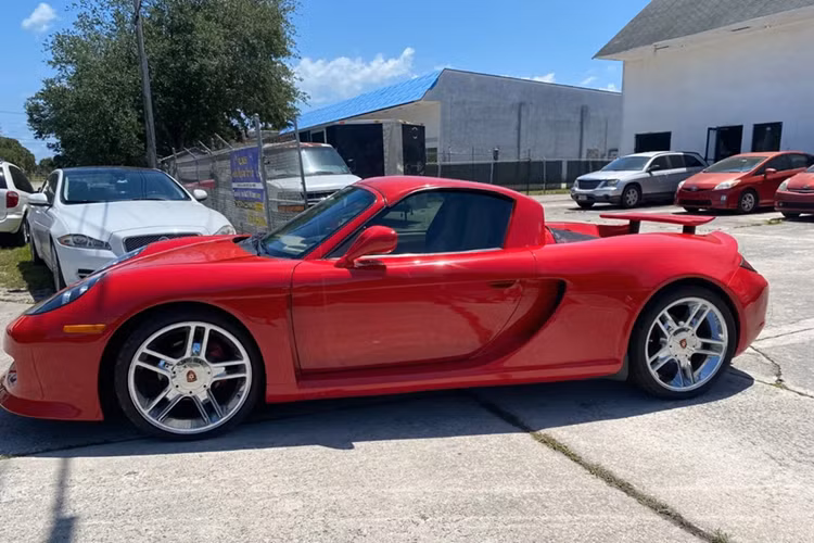 Trong khi đó, Porsche Carrare GT đang có mức giá trung bình lên đến 1,4 triệu USD. Đây là siêu xe đầu bảng của thương hiệu trước khi được thay thế bởi 918 Spyder.