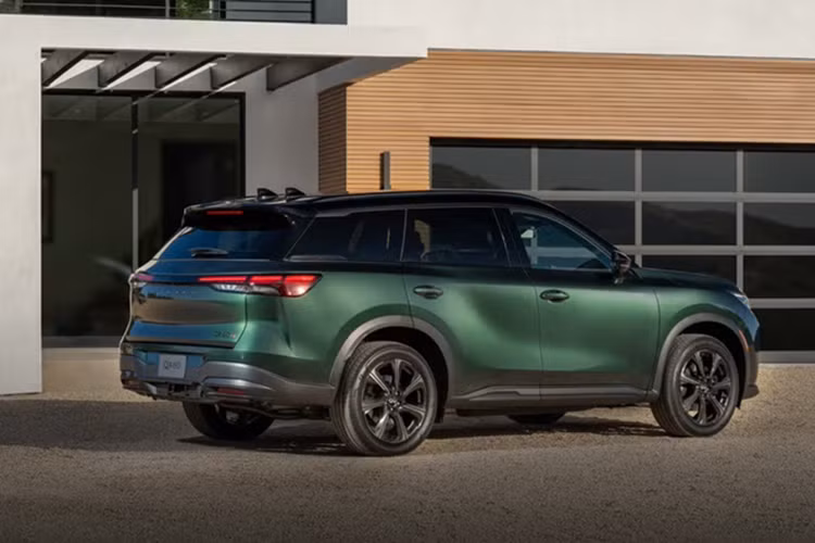 Phiên bản này tương tự QX60 Black Edition năm ngoái có các chi tiết màu đen và cản trước thiết kế kiểu splitter.