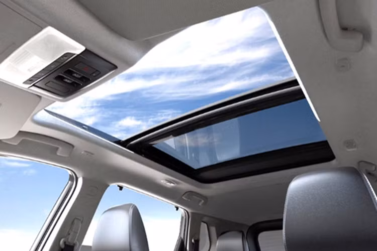 X-Trail e-POWER e-4ORCE sở hữu hệ thống tiện nghi hiện đại với đèn pha LED đa tầng, hệ dẫn động 4 bánh có nhiều chế độ lái, khóa thông minh cho cả 4 cửa, cốp sau điều khiển điện và cảm biến đá chân để mở cốp rảnh tay. Tính năng khởi động xe từ xa cũng được trang bị.