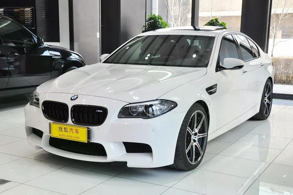 BMW M5 Horse Edition cũng có họa tiết trang trí tương tự trên tựa đầu. Hãng xe đến từ Đức không công bố số lượng sản xuất của các phiên bản trên.