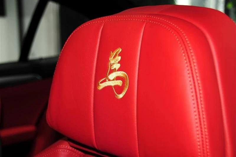 Chữ "Mã" thêu cách điệu trên tựa đầu