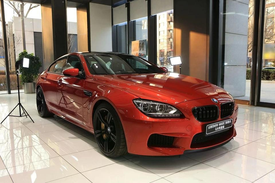 Ngoài ra, các tín đồ tốc độ có thể lựa chọn mẫu xe hiệu năng cao BMW M6 Gran Coupe Horse Edition với chữ "Mã" được thêu cách điệu trên tựa đầu.