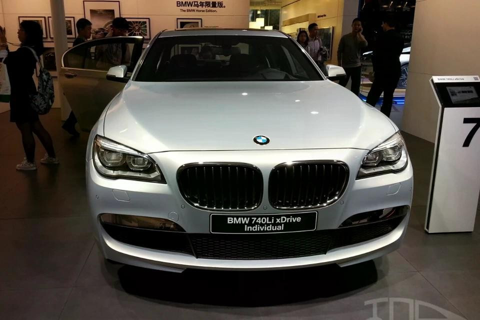 Cũng trong năm Giáp Ngọ 2014, các khách hàng tại Trung Quốc cũng nhận được nhiều phiên bản đặc biệt lấy cảm hứng từ con ngựa, trong đó có mẫu sedan hạng sang BMW 740Li xDrive Horse Edition.