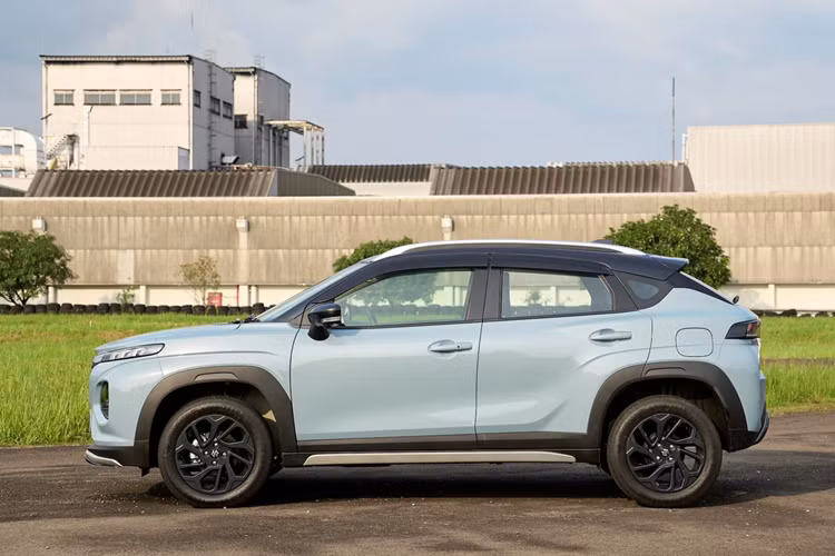 Thêm vào đó là hộp số sàn 5 cấp hoặc hộp số tự động 6 cấp. Trong khi đó, phiên bản thấp dùng động cơ xăng 4 xi-lanh, dung tích 1.5L với mã K15B, cho công suất tối đa 105 mã lực và mô-men xoắn cực đại 138 Nm. Sức mạnh được truyền tới bánh trước thông qua hộp số sàn 5 cấp hoặc hộp số tự động 4 cấp.