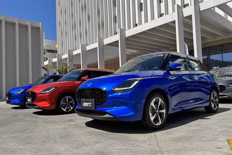 Theo nhân viên tư vấn bán hàng tại đại lý, Suzuki Swift 2025 sẽ có giá khởi điểm từ 569 triệu đồng và được nhập khẩu nguyên chiếc từ Nhật Bản. Vào cuối năm nay, hãng Suzuki còn đưa mẫu SUV hạng A mới mang tên Fronx về Việt Nam.