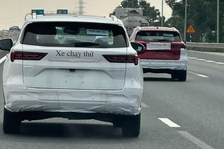Tương tự lần trước, những chiếc Ford Territory xuất hiện trên đường phố Việt Nam lần này cũng được che phần đầu xe và phía sau. Tuy nhiên, không khó để nhận ra việc xe sở hữu thiết kế giống Ford Equator Sport mới hiện đang bán tại thị trường Trung Quốc.