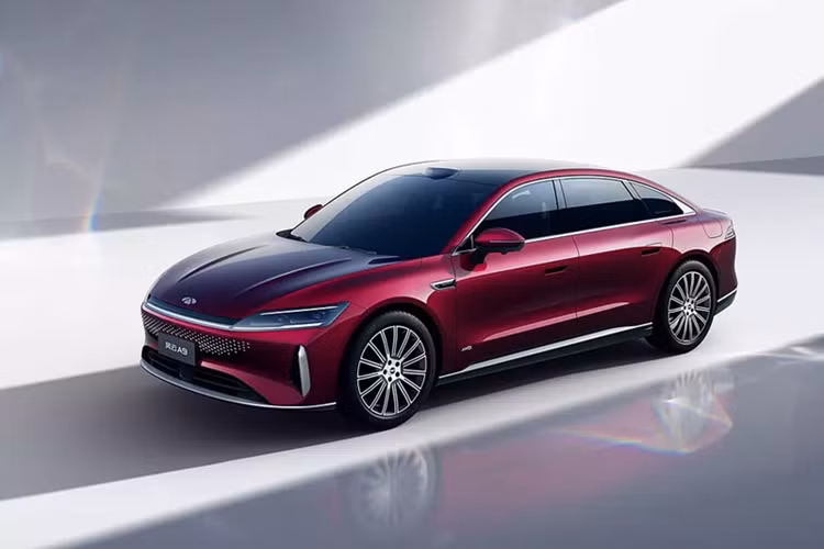 Theo các báo cáo, Yao Fei (còn được biết đến với tên Yao Yuanfang) - Phó Tổng Giám đốc Công ty Tiếp thị của Chery - đã có những lời lẽ chê bai mẫu Geely Galaxy Starshine 8 trên mạng xã hội.