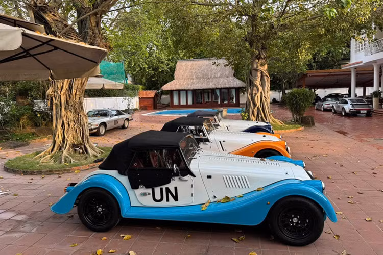 Điều này khiến Morgan Plus Six trông khá bụi bậm vì các đèn này đều hình tròn cổ điển, to và thô so với các hãng bây giờ nhét cải đèn định vị, dải đèn LED hay xi nhanh và chung với nhau. Nhìn từ bên hông xe, Morgan Plus Six có đường vuốt cong mềm và rãnh sâu hơn, khe gió cũng xuất hiện sau bánh trước.