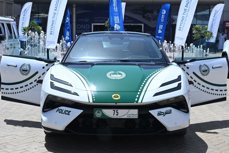 Buổi bàn giao xe Lotus Emeya-S diễn ra tại Hội nghị Thượng đỉnh Cảnh sát Thế giới tại Trung tâm Thương mại Thế giới Dubai, chiếc xe tuần tra mới sẽ hoạt động tại các địa điểm nổi bật như Burj Khalifa, Đại lộ Mohammed Bin Rashid và JBR.