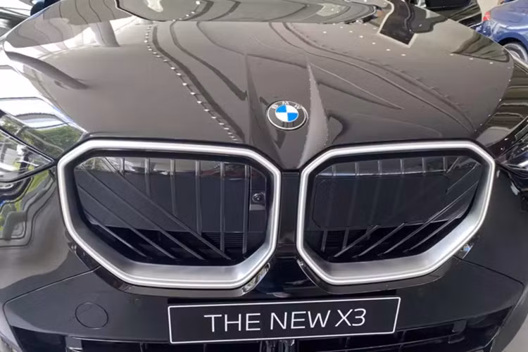 Hệ thống đèn viền BMW Iconic Glow gia tăng nhận diện cho lưới tản nhiệt. Cụm đèn pha LED thích ứng được thiết kế mới với đồ họa ánh sáng chữ L xếp tầng. Bên cạnh đó, đèn được tích hợp chức năng chiếu sáng ma trận có khả năng chống chói, đèn báo đô thị và chiếu sáng khi vào cua.