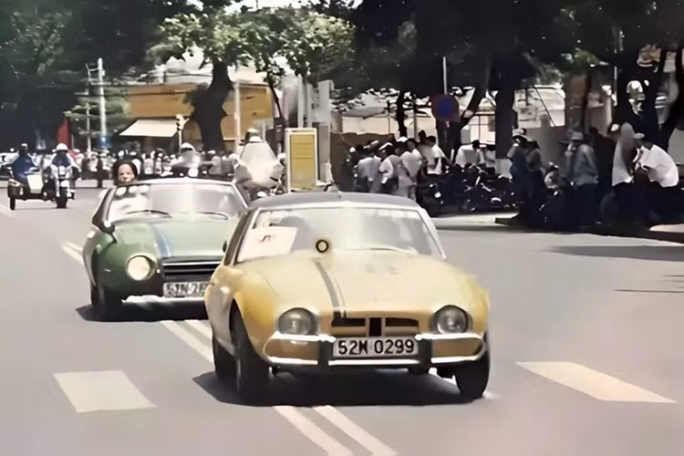 Một chiếc xe Toyota Sports 800 cổ điển được rao bán trên mạng xã hội đã nhanh chóng nhận được sự quan tâm của giới chơi xe cổ trong nước. Người bán chia sẻ là chú mình nay đã có tuổi và không còn đủ sức khoẻ để tiếp tục đam mê, nên cần bán chiếc xe đầy kỷ niệm gắn bó từ thời trai trẻ.