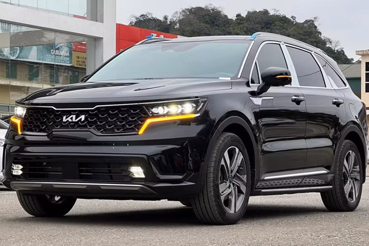 Hệ thống giải trí hỗ trợ kết nối Apple CarPlay và Android Auto, đồng thời trang bị hệ thống âm thanh cao cấp 12 loa Bose, mang lại trải nghiệm nghe nhạc chất lượng.