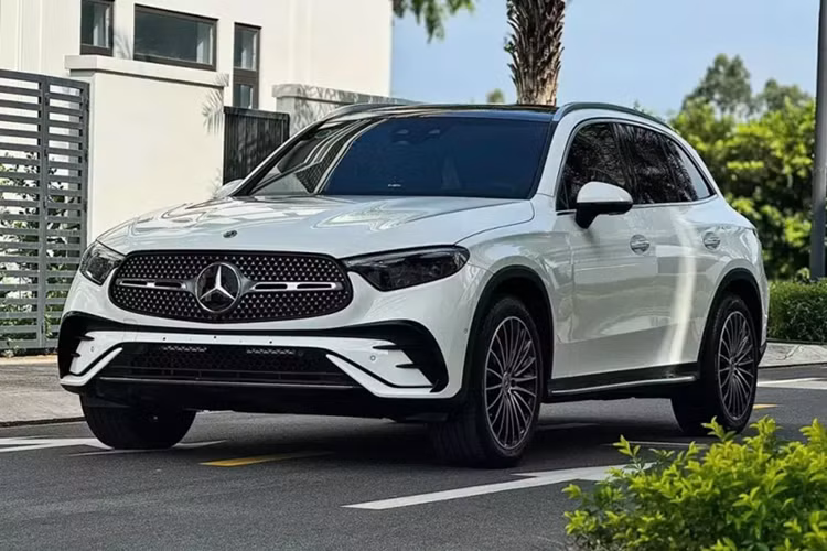 Không chỉ E-Class, dòng SUV hạng sang Mercedes-Benz GLC hiện cũng được đại lý chạy chương trình khuyến mãi. Theo đó, đại lý áp dụng chính sách giảm giá cho cả 2 phiên bản GLC 200 4Matic và GLC 300 4Matic. Cụ thể hơn, Mercedes-Benz GLC 200 4Matic sở hữu giá bán thực tế chưa đến 2,2 tỷ đồng tại đại lý.