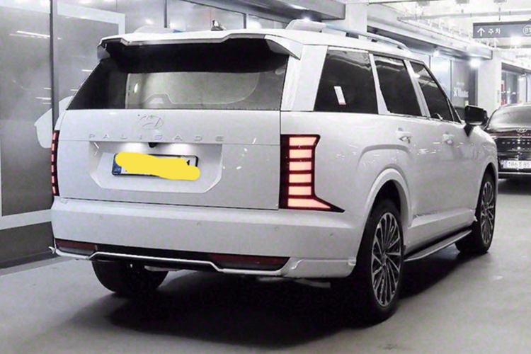 Phần đầu xe SUV Hyundai Palisade 2026 bản hybrid, gây ấn tượng với cụm đèn chiếu sáng gồm năm dải LED nằm ngang. Các chi tiết khí động học như cánh gió chủ động và trụ A dựng đứng giúp tối ưu hiệu suất vận hành, đưa hệ số cản gió xuống chỉ còn 0.31 Cd, thuộc hàng thấp nhất phân khúc SUV cỡ lớn.