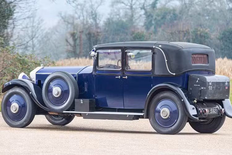 Rolls-Royce Phantom I được sản xuất đến năm 1931, nhưng năm 1929 mẫu xe thay thế là Phantom II đã ra mắt có cải tiến về động cơ, tăng công suất lên 120 mã lực.
