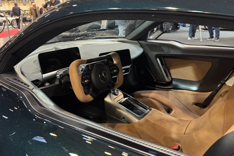 Không giống với đa số các mẫu AMG One có nội thất thiên hướng thể thao thuần chất, chiếc xe gặp sự cố được cá nhân hóa với khoang cabin bọc da và Alcantara màu Beige, tạo cảm giác sang trọng hiếm thấy trong thế giới hypercar.