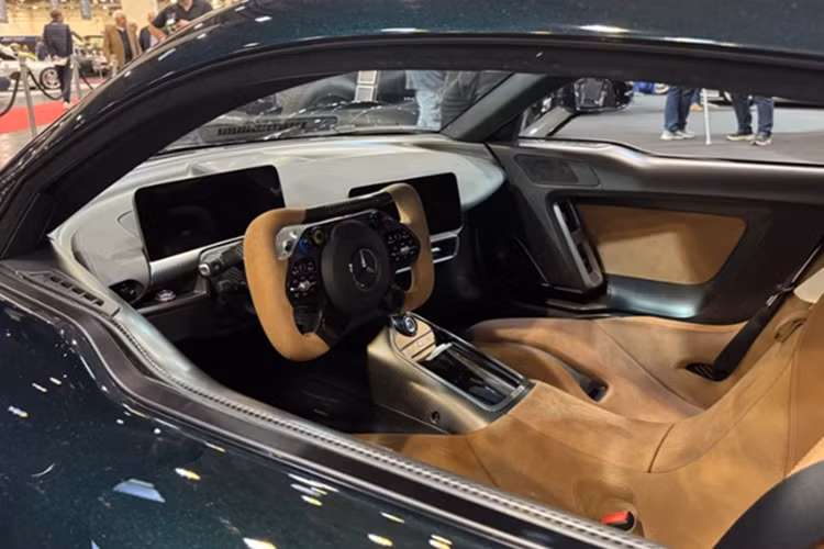 Không giống với đa số các mẫu AMG One có nội thất thiên hướng thể thao thuần chất, chiếc xe gặp sự cố được cá nhân hóa với khoang cabin bọc da và Alcantara màu Beige, tạo cảm giác sang trọng hiếm thấy trong thế giới hypercar.