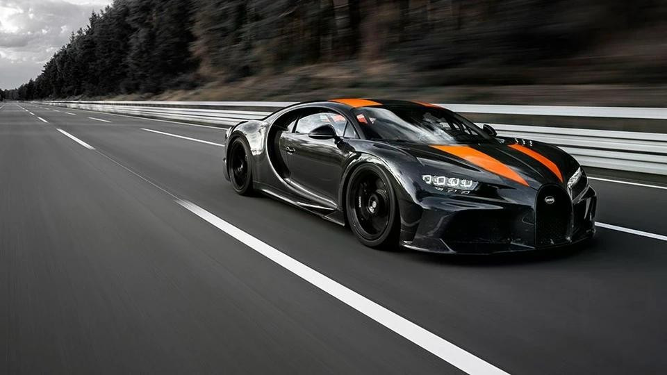 Năm 2019, tay lái Andy Wallace đã điều khiển phiên bản tùy chỉnh của Bugatti Chiron Super Sport với động cơ mạnh hơn 1.287 mã lực đạt 490 km/h tại đường thử Ehra-Lessien. Ảnh: Courtesy of Bugatti Automobiles S.A.S.