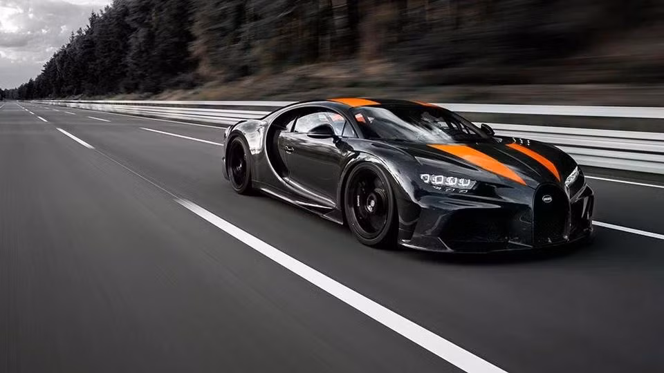 Năm 2019, tay lái Andy Wallace đã điều khiển phiên bản tùy chỉnh của Bugatti Chiron Super Sport với động cơ mạnh hơn 1.287 mã lực đạt 490 km/h tại đường thử Ehra-Lessien. Ảnh: Courtesy of Bugatti Automobiles S.A.S.