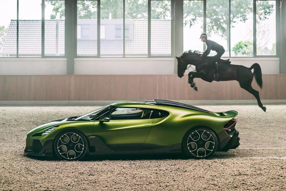 Siêu xe này vẫn được trang bị động cơ W16 dung tích 8.0L mạnh 1.600 mã lực. Hình ảnh con ngựa cũng xuất hiện trên nhiều vị trí như tapi cửa, cần số, tựa lưng ghế..