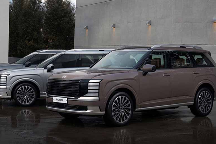 Bảng táp-lô mang phong cách bo tròn mềm mại, kết hợp bảng điều khiển trung tâm tinh giản cùng hai màn hình 12,3 inch cho cụm đồng hồ kỹ thuật số và hệ thống giải trí. Cả Android Auto và Apple CarPlay đều hỗ trợ kết nối không dây.