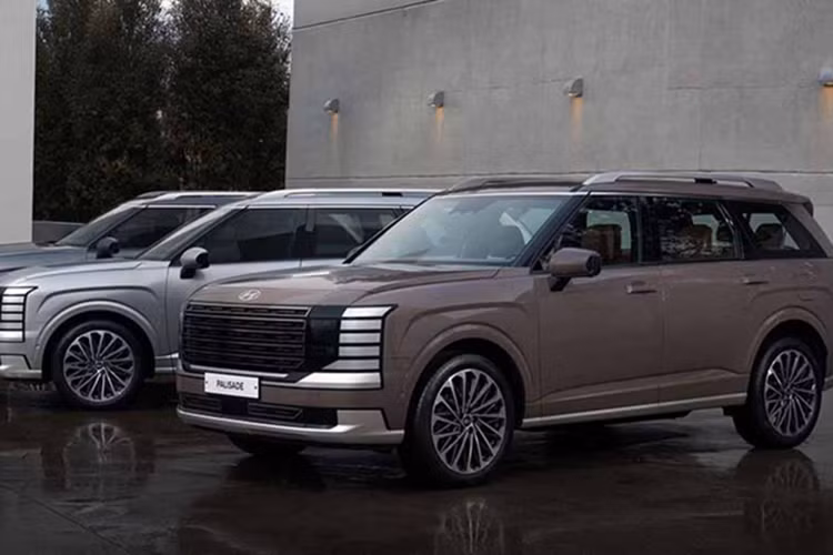 Bảng táp-lô mang phong cách bo tròn mềm mại, kết hợp bảng điều khiển trung tâm tinh giản cùng hai màn hình 12,3 inch cho cụm đồng hồ kỹ thuật số và hệ thống giải trí. Cả Android Auto và Apple CarPlay đều hỗ trợ kết nối không dây.